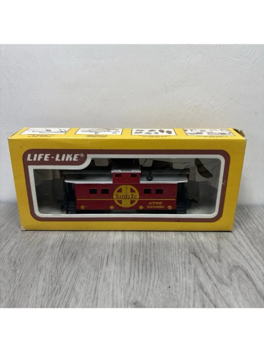 Life-like 8466 40' Box Car Ajax and Santa Fe Caboose 8542